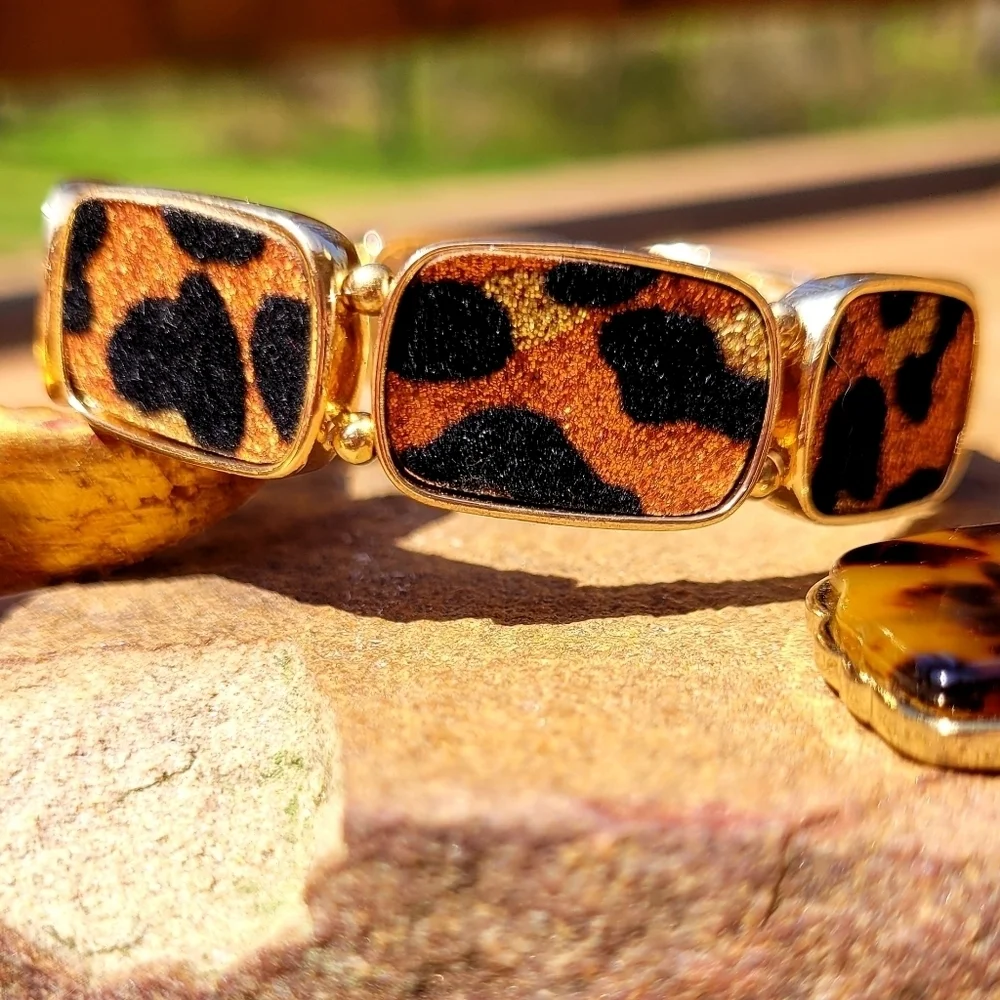 NWT Leopard Print Design Shimmer Gold Statement Bracelet